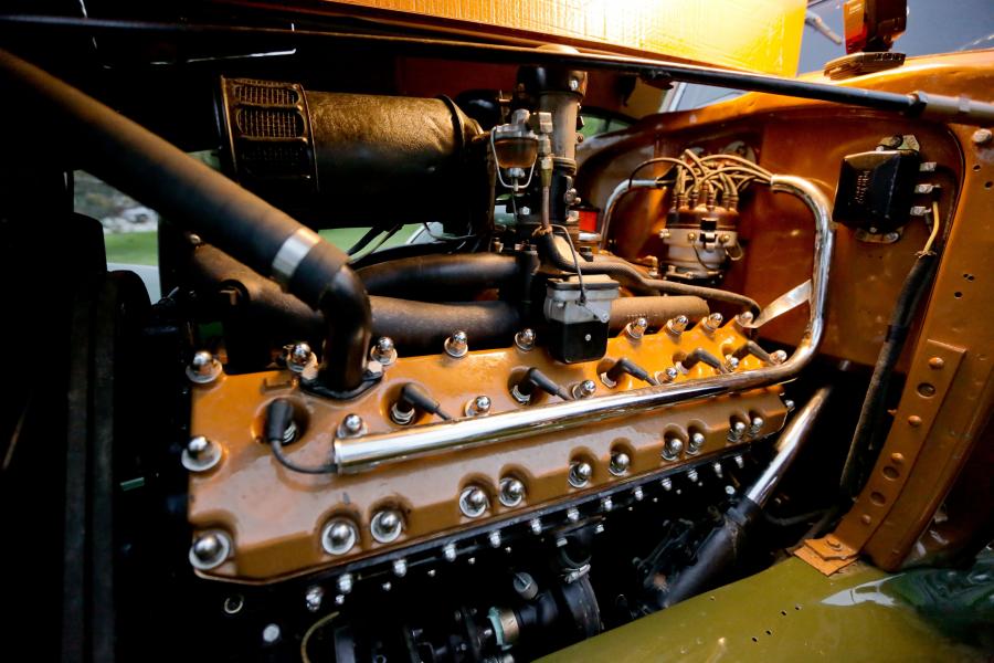  Pierce-Arrow 12 Model Sedan 1934 года  (фото 12 из 32)
